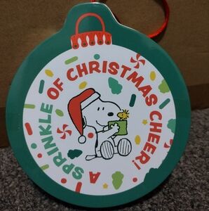 Peanuts A Sprinkle Of Good Cheer Collectible Box With Gummies